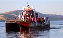 Hazar Gölü'nde "Deniz Temizleme Aracı" hizmete başladı