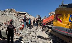 Kahramanmaraş'ta ağır hasarlı bina yıkılırken iş makinesinin üzerine devrildi