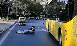 Eyüpsultan'da İETT otobüsünün üzerinde 3 kişi bulunan motosiklete çarpması kamerada
