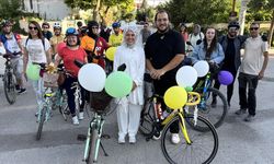 Nişanlı çift, gürültü kirliliğine dikkati çekmek için bisikletlilerle konvoy oluşturdu