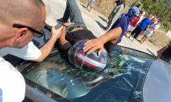 Otomobilin çarptığı motosikletin sürücüsü, düştüğü aracın üzerinde ambulans bekledi