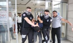 Acil servise girip, doktor ve güvenlik görevlisini bıçakladı