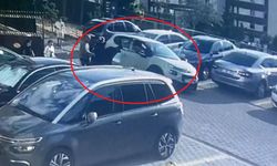 Otomobiliyle site kapısına ardından da önünde bekleyen çifte çarptı