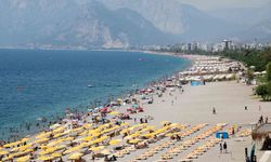 Antalya'da nem yüzde 80'e ulaştı, sahiller doldu