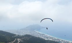 Antalya'da öğrenciler gökyüzünde ve sualtında gerçekleşen etkinliklerle 15 Temmuz şehitlerini andı
