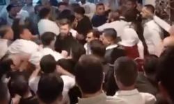 Düğün salonu önünde tekme ve yumruklu kavga