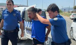 ‘Dur’ ihtarından kaçarken 4 polis aracına çarptı, lastiklerine ateş edilerek durduruldu