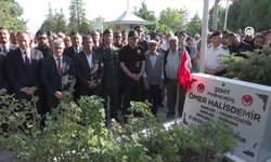 15 Temmuz kahramanı şehit Ömer Halisdemir'in kabrinde tören düzenlendi