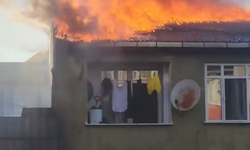 2 katlı binanın çatısı alev alev yandı
