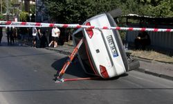 Park halindeki motosiklet ile otomobile çarpan araç devrildi