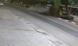 Kamyon refüjdeki ağaçlara çarpıp devrildi