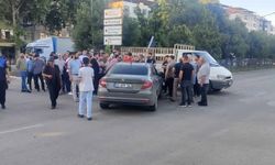 Kırmızı ışık ihlali yapan iki araç arasında kalan yaya ağır yaralandı