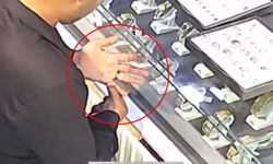 Kuyumcudan yüzük hırsızlığı kamerada