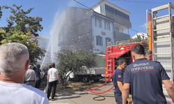 Odunlukta çıkan yangın, park halindeki araçlara sıçradı