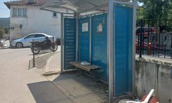 Otobüs durağına çarpan motosikletin sürücüsü yaralandı