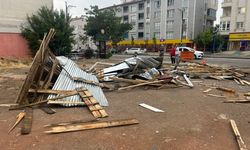 Sivas'ta sağanak ve kuvvetli rüzgar; çatı uçtu, araçlar zarar gördü