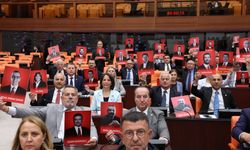 TBMM Genel Kurulu'nda CHP'li vekillerden protesto