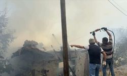 Antalya'da otluk alanda çıktıktan sonra evlere sıçrayan yangın söndürüldü