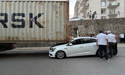 Üst geçide çarpan TIR’ın dorsesindeki konteyner, otomobilin üzerine kaydı