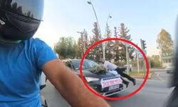 Bahşiş almak için metrelerce koşup, gelin arabasının kaputuna atladı