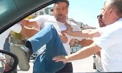 Dolmuş şoförü, tartıştığı sürücünün otomobilini tekmeledi