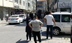 2 kardeş, kaldırımda yürüyen 2 kişiyi bıçakladı