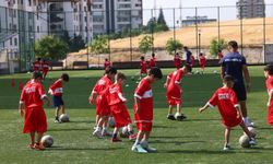 Başkan Güner minik futbolcuları yalnız bırakmadı