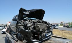 3 araç kavşakta çarpıştı; 2'si çocuk 5 yaralı