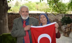 Atatürk'e benzeyen sesi ile tanınan emekli postacı, Onuncu Yıl Nutku'nu okudu