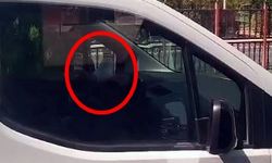Bir ayağı cam kenarında araç kullandı