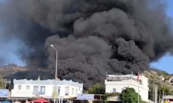 Bodrum’da tente- branda üretimi yapılan işletmede yangın; duman gökyüzünü kapladı