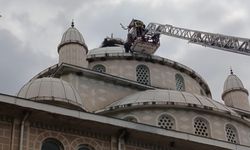 Cami kubbesinde ayağı sıkışan leylek kurtarıldı