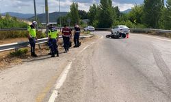 Devrilip bariyerlere çarpan motosikletin sürücüsü öldü, kızı ağır yaralandı
