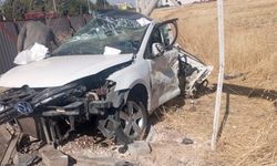 Ehliyetsiz sürücünün kullandığı otomobil, otobüs ve direğe çarptı: 1 ölü, 1 yaralı