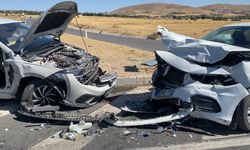 Otomobiller çarpıştı: 2'si ağır, 8 yaralı