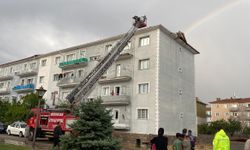 Erzincan'da rüzgar çatıları uçurdu, yağmur su baskınlarına neden oldu