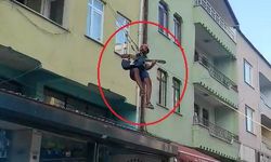 Eşyalarını taşıdığı halatın üzerinde gitar çalıp, şarkı söyledi