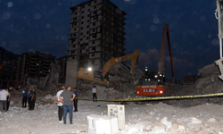 Kahramanmaraş'ta ağır hasarlı bina yıkılırken çöktü, enkaz altında kalan operatör öldü