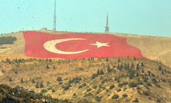 Türkiye'nin en büyük bayrağını ilk selamlayan 'Savaşan Şahinler' oldu