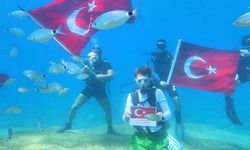 Fethiye'de su altında Türk bayrakları açtılar