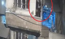 Husumetli komşular, balkonlardan çatıştı
