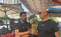 Semt pazarcısının kartla alışverişte kafası karışık