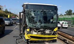 Beşiktaş’ta İETT otobüsü ile çarpışan minibüs devrildi: 1 yaralı