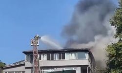 Beykoz’da 3 katlı binanın çatısında çıkan yangın söndürüldü