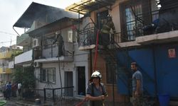 İzmir'de hurda deposunda yangın; 4 eve de sıçradı