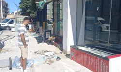 Kamyonete çarpan motosikletteki 2 kişi, iş yerinin vitrinine savruldu
