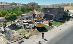 Kapadokya'da kaçak yapılan otel ile restoran yıkıldı