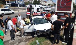 Kazada otomobilde sıkışan sürücü ağır yaralandı