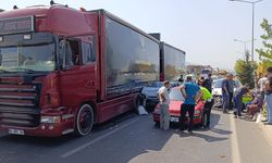 Kırmızı ışıkta bekleyen araçlara çarpan otomobilin sürücüsü ile eşi yaralandı
