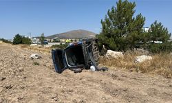 Kütahya’da lastiği patlayan hafif ticari araç tarlaya uçtu; 4 yaralı